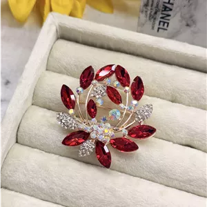 گل سینه نگین قرمز کد mah0111