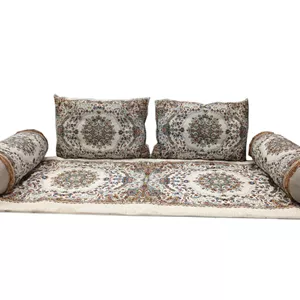 تشک نمدی و بالش کرمی تخت سنتی