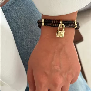دستبند زنانه چرم دو لاین قهوه ای قفل آویز لویی ویتون برند فشن