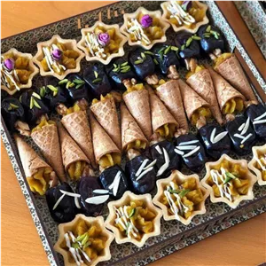 سینی حلوا زعفرانی و خرما مجلسی تزیین شده در سینی 25 نفره یک کیلوگرمی