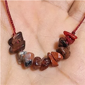 دستبند گارنت سنگ خون جاسپر سرخ مرجان سرخ آبسیدین ماهاگونی چشم شاهین نخ مکرومه و گره کشویی قابل تنظیم شیک و پر انرژی