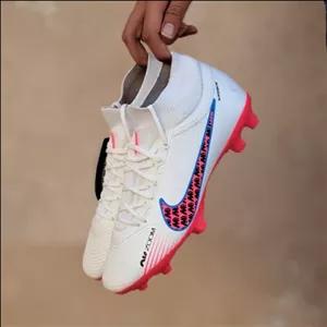 کفش فوتبال نایک ویپور15 سایز 40 تا 45 رویه فوم خارجی همراه برزنت و زیره دولایه Tpuو آنتی باکتریال کیفیت عالی 