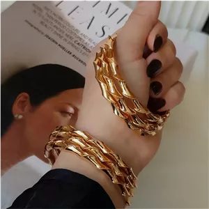 النگو زنانه طرح طلای استخوانی برجسته  جدید رنگ ثابت 