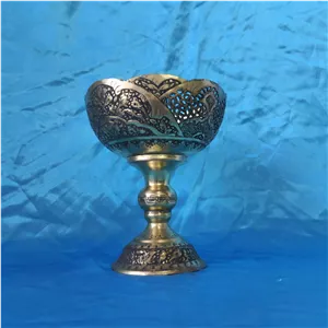 کاسه پایه دار برنجی قلم ریزه اصفهان ارتفاع18سانت دهنه 14سانت وزن 76مثقال