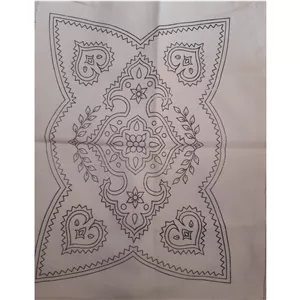 تو سینی یا رو میزی مستطیل شکل پته به همراه نخ وسوزن مخصوص  