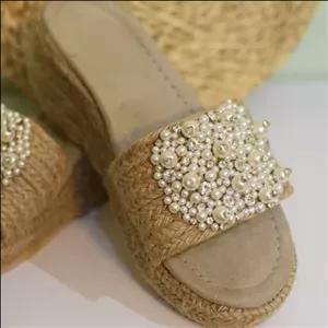 صندل لژدارکنفی جواهردوزی شده. بسیار راحت و بسیارشیک. تمامی مروارید ها بادست دوخته شده و محکم هستند.