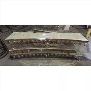 میز تلویزیون برنجی مدل گل خورشیدی نگین خور خم به سمت داخل طول 160کد 278(میز برنزی)