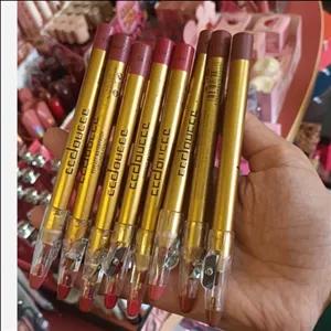 رژ لب مدادی دوسه پوکه طلایی تراش دار