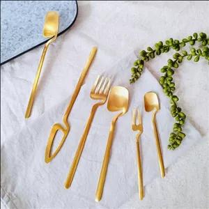 ست قاشق چنگال لاکچری\n\nتعداد 6 نفره 30 پارچه با رنگ استیل طلایی مات ( رنگ ثابت )