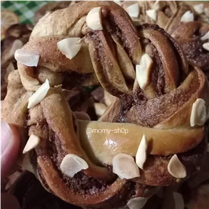 نان رول دارچینی و بادام (پس کرایه)