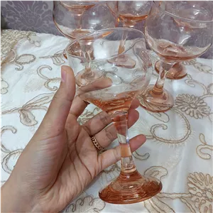 بستنیخوری بلور رنگ صورتی