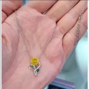 گردنبند نقره زنانه گل آفتابگردان عیار 925با آبکاری طلا سفید ضد حساسیت