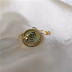 سنجاق سینه نوزادی وان یکاد و چهار قل رزینی شبتاب سبز قاب برنج طلایی 