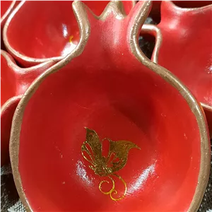 پیاله های یلدایی شکل انار جنس گچی هست وبا رنگ اکرلیک رنگ شده البته پرایمر هم شده و آبگریزه داخلش استیکر پروانه داره و به
