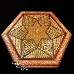 شیرینی خوری خاتم کاری به روی بستر چوبی \nخاتمکاری شیراز  شکلاتخوری خاص\nشیرینیخوری خاتم صادراتی \nشکلات خوری  خاتم 