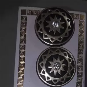 دگمه نگین دار پایه دار بزرگ