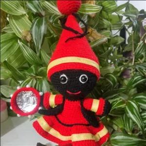 عروسک حاجی فیروز بافته شده با کاموای اکریل بافت با الیاف مرغوب پرشده است 