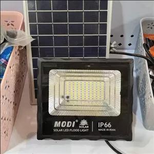 پروژکتور 50 وات خورشیدی با پنل حدوداً 20 در 30 سانتی کیفیت بسیار عالی پرتاب نور با شدت نور بسیار بالا