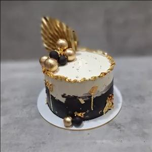 کیک مشکی ،طلایی شیک کار شده با ورق طلا 