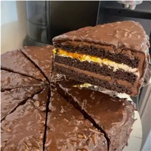 کیک اسنیکرز خانگی با بهترین مواد اولیه مناسب مهمانی ها و کافی شاپ ها هم بصورت کیلویی و هم بصورت اسلایسی قابل سفارش میبا