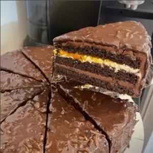 کیک اسنیکرز خانگی با بهترین مواد اولیه مناسب مهمانی ها و  کافی شاپ ها هم بصورت کیلویی و هم بصورت اسلایسی قابل سفارش میبا