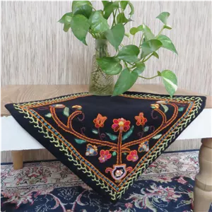 پته دوزی رومیزی طاقچه ای مربعی پته سورمه ای،هدیه  دست دوز سنتی،سوزن دوزی و طراحی از برند پته دریا،سوغات کرمان 