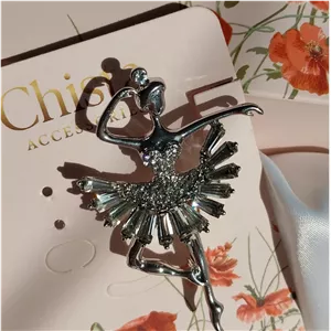 گل سینه بالرین طرح جواهر نقره ای