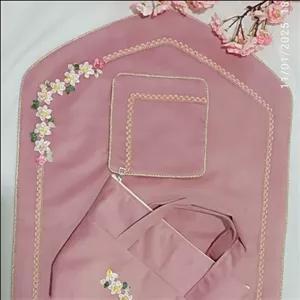 سجاده جشن تکلیف روبان دوزی طرح گل نرگس