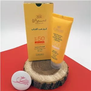 کرم ضدآفتاب SPF 50 بی‌رنگ سینره Cinere فاقد چربی و مات کننده مناسب پوست چرب و جوشدار حجم 50 میلی لیتر