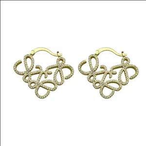 گوشواره کلیپسی زنانه با طرح جذاب لووه (Loewe) و ظاهری درخشان کد 854533