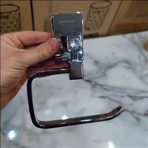 جای دستمال گرد برند کنتراست نو آکبند وارداتی بسیار زیبا و باکیفیت و شکیل جنس استیل وبرنج رنگ آبکاری کروم براق کد 45 کروم
