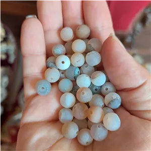 مهره سنگ عقیق مکزیکی شیری پولیش نخورده سوراخ دار سایز 8 گوی سنگ اصل درجه یک طبیعی پولیش نخورده