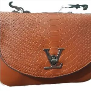 کیف زنانه رو دوشی سوسماری طرح ال وی