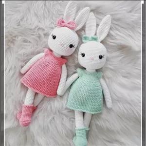 عروسک خرگوش چکمه پوش بافتنی (قیمت برای هر عدد میباشد) (باجغجغه و بند پستونک ست میشود) حدود 30 سانت با گوش ها 120 گرم