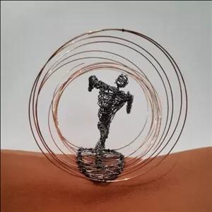 مجسمه مرد موج سوار دکوری دست ساز ورزش دریایی ورزش آبی فیگو هنری سیم مسی مفتولی کاردستی درس کار و فناوری