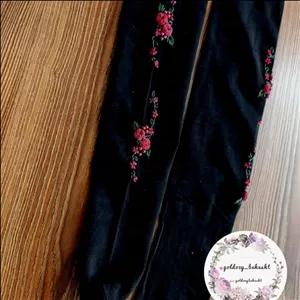 جوراب شلواری دخترانه گلدوزی شده طرح دو گل عنابی