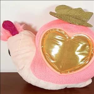 عروسک حلزون بسیار زیبای برند رینبوکورنز بسیار خوش رنگ با چشم های تیله خز لطیف و در بخش هایی اکلیلی بسیااار زیبا 