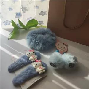 پک  پشمالو مناسب هدیه شامل اسکرانچی خز  یک جفت کش پوم پوم دار یک جفت تقتقی پشمالو استیکردار