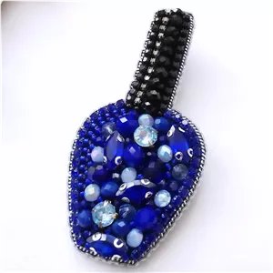 سنجاق سینه جواهردوزی  لاک ابی 