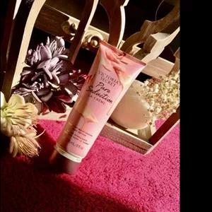 لوسیون بدن ویکتوریا سکرت اماراتی،بوی گرم و شیرین،حجم 236میلی لیتر ،بوی این محصول به مدت زیادی میمونه و رد چربی نمیذاره