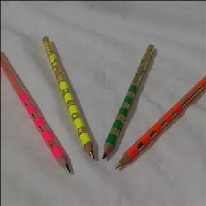  مداد4  رنگ  عالی با رنگ های  سبز  و زرد و آبی و قرمزقیمت برای یک عدد هست 