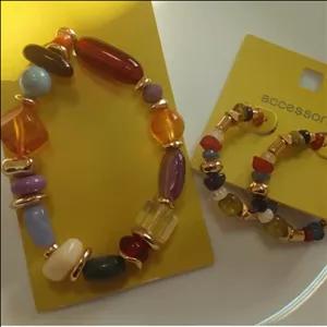 دستبند کشی وگوشواره با سنگ های رنگی از برند اکسسوری