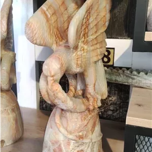 مجسمه سنگی عقاب پایه دار