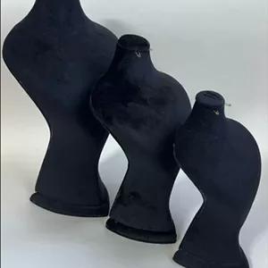 مانکن مخمل گردنبند و نیم ست