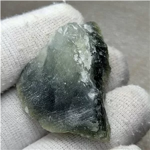 سنگ راف طبیعی پرهنیت مویی تورمالین دار 22 گرمی وارداتی طبیعی و معدنی مناسب کلکسیون و تراش و ساخت جواهرات