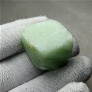 سنگ راف 25 گرمی شب چراغ سبز پر نورمناسب کلکسیون و تراش و ساخت جواهرات