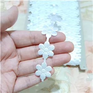 نوار یراق گل سفید ساتن -1 متری(هرمتر 45 تا گل داره)