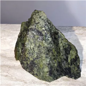 سنگ یشم(سرپانتین) طبیعی و معدنی 960گرمی کلکسیونی