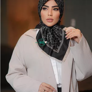 روسری ابریشم طرح کوچ رنگ مشکی کرم روشن