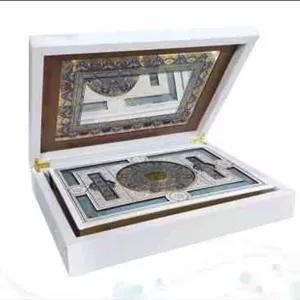 قرآن وزیری بدون ترجمه گلاسه گالینگور سفید عروس جعبه دار پلاک رنگی با آینه نفیس کادویی (پیام مهر عدال کتاب